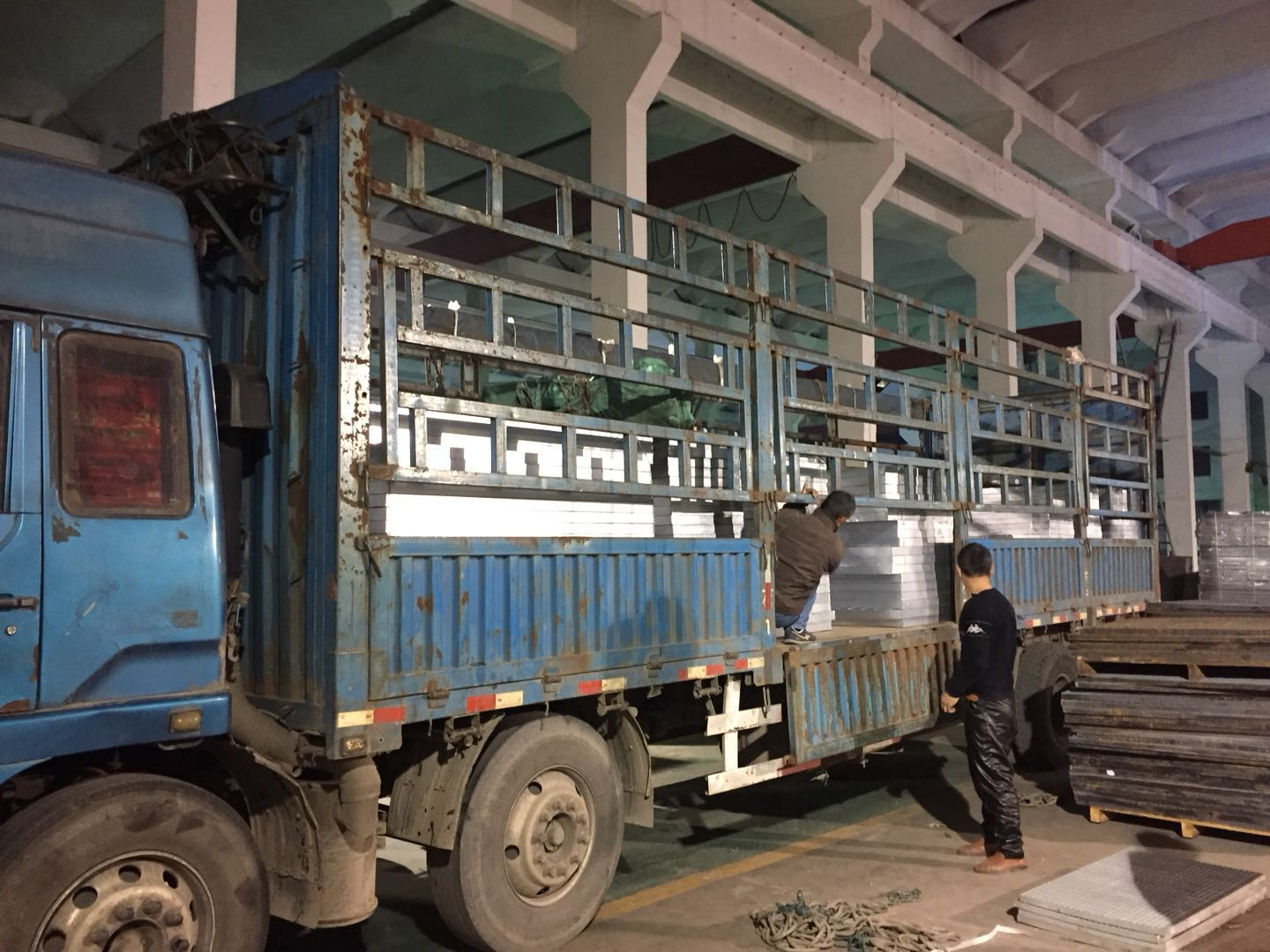 山東華魯項(xiàng)目鋼格板發(fā)貨前驗(yàn)收